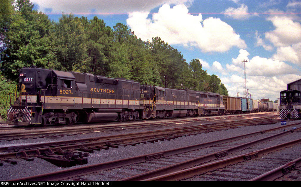 SOU 5027, 3963, and 2626 are building a train in Glenwood yard